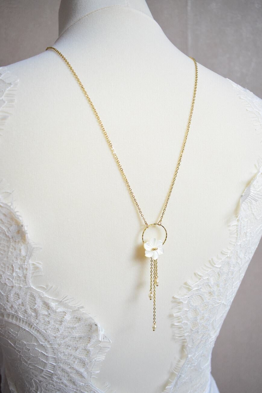 Perlmuttblume - Halskette Für Die Braut Hinten, Verziert Mit Einer Und Einem Hübschen Kreis Kaskade Aus Perlmuttperlen Perlmuttblume - Halskette Für Die Braut Hinten, Verziert Mit Einer Und Einem Hübschen Kreis Kaskade Aus Perlmuttperlen von LolaFramboisebijoux