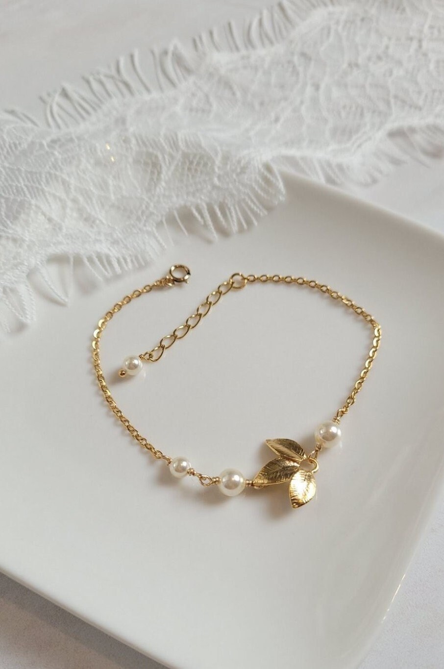 Zen - Brautarmband Im Boho- Oder Landhausstil Mit Blättern Und Perlen Hochzeitsschmuck Zen - Brautarmband Im Boho- Oder Landhausstil Mit Blättern Und Perlen Hochzeitsschmuck von LolaFramboisebijoux