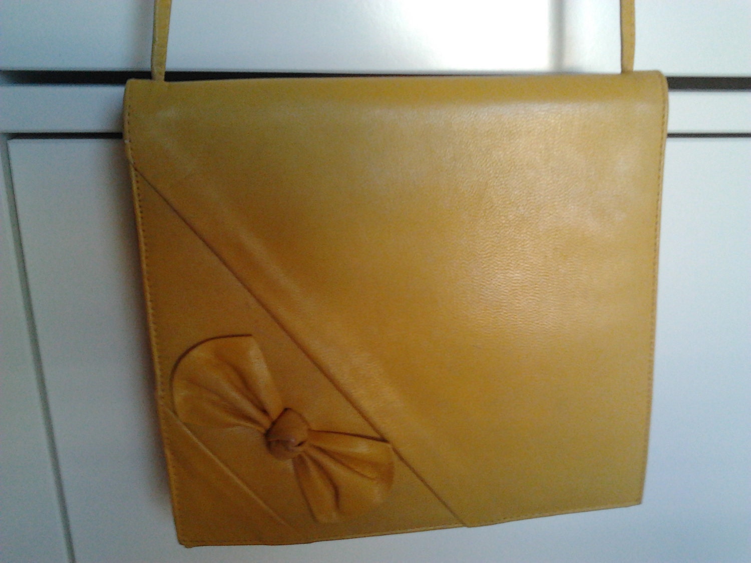 Jahrgang 1980 Gelbe Handtasche Jahrgang 1980 Gelbe Handtasche von LolaRetro