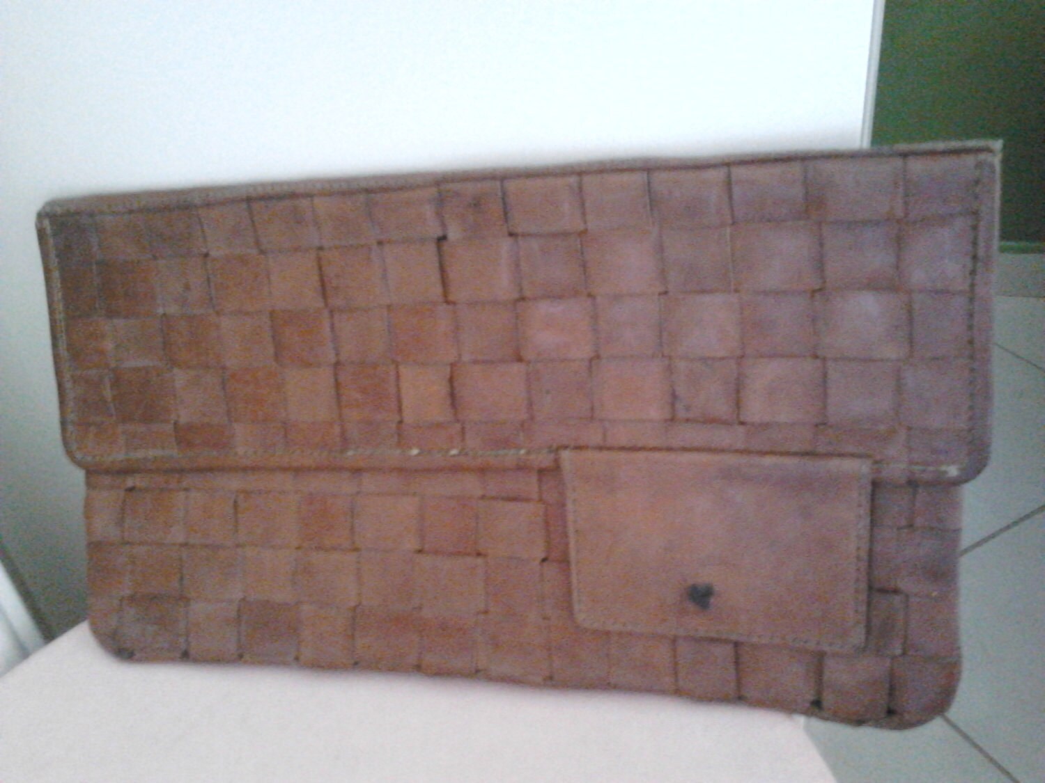 Mittlere Größe Vintage Brown Leder Patchwork Clutch-Tasche Mittlere Größe Vintage Brown Leder Patchwork Clutch-Tasche von LolaRetro