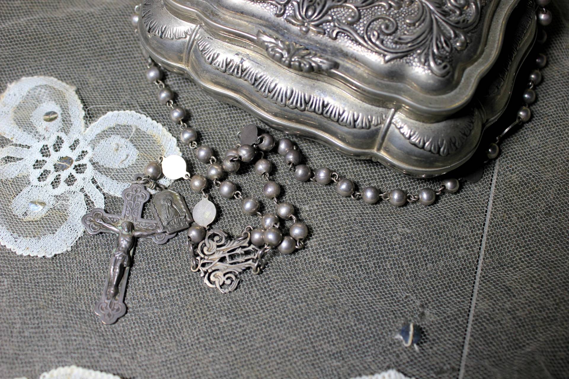 Silberne Schmuckschatulle Mit Rosenkranz, Antike Metall-Schmuckschatulle, Kleine Silberne 1970-Schmuckschatulle, Schachtel Rosenkranz Silberne Schmuckschatulle Mit Rosenkranz, Antike Metall-Schmuckschatulle, Kleine Silberne 1970-Schmuckschatulle, Schachtel Rosenkranz von LolaVintageSpain