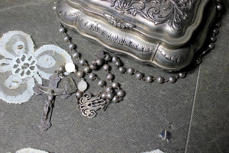 Silberne Schmuckschatulle Mit Rosenkranz, Antike Metall-Schmuckschatulle, Kleine Silberne 1970-Schmuckschatulle, Schachtel Rosenkranz von LolaVintageSpain