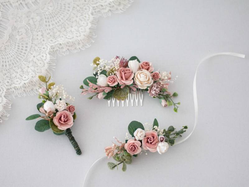 Blumenschmuck Für Hochzeit, Haarkamm Braut Und Boutonniere Bräutigam, Armband Brautjungfern, Rustikale Anstecknadel Mit Blumen Blumenschmuck Für Hochzeit, Haarkamm Braut Und Boutonniere Bräutigam, Armband Brautjungfern, Rustikale Anstecknadel Mit Blumen von LolaWhiteShop