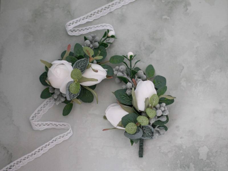 Blumenschmuck Für Hochzeit, Haarkamm Braut Und Boutonniere Bräutigam, Armband Brautjungfern, Rustikale Anstecknadel Mit Blumen von LolaWhiteShop