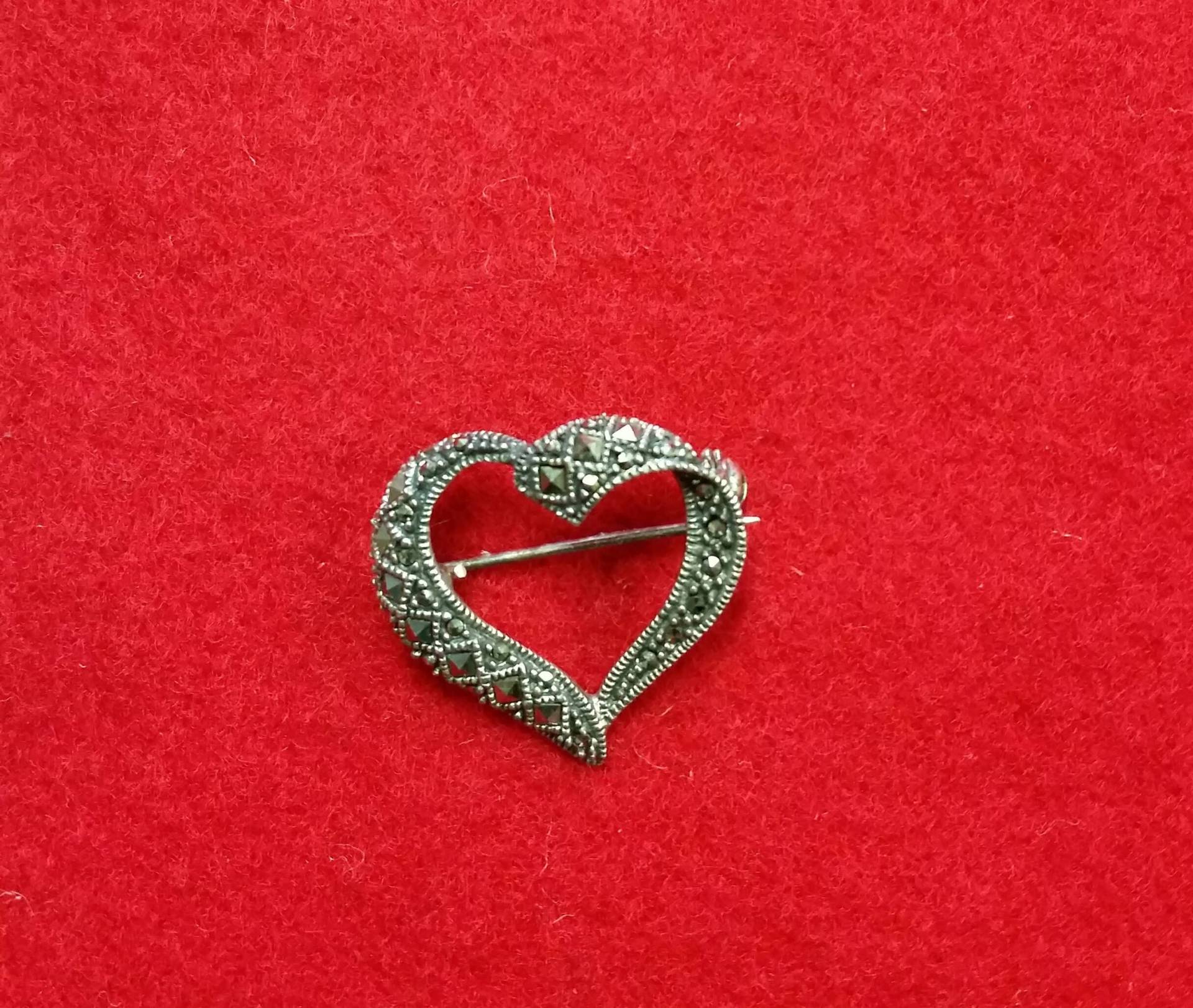 Geben Sie Ihr Herz Sterling Modern Vintage Markasit Herz Brosche Geben Sie Ihr Herz Sterling Modern Vintage Markasit Herz Brosche von LolasAntiques