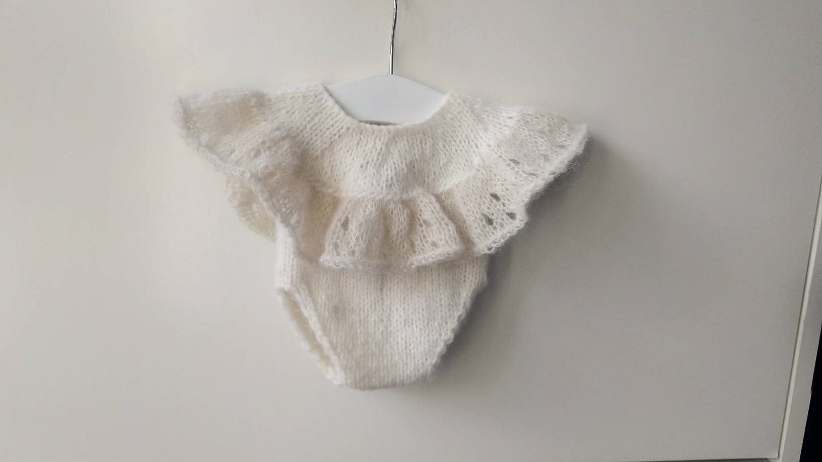 Rts Baby Strampler Gestrickt in Off White, Gestrickter Neugeborenen Größe Mit Rüschen von LolasKnittingDreams