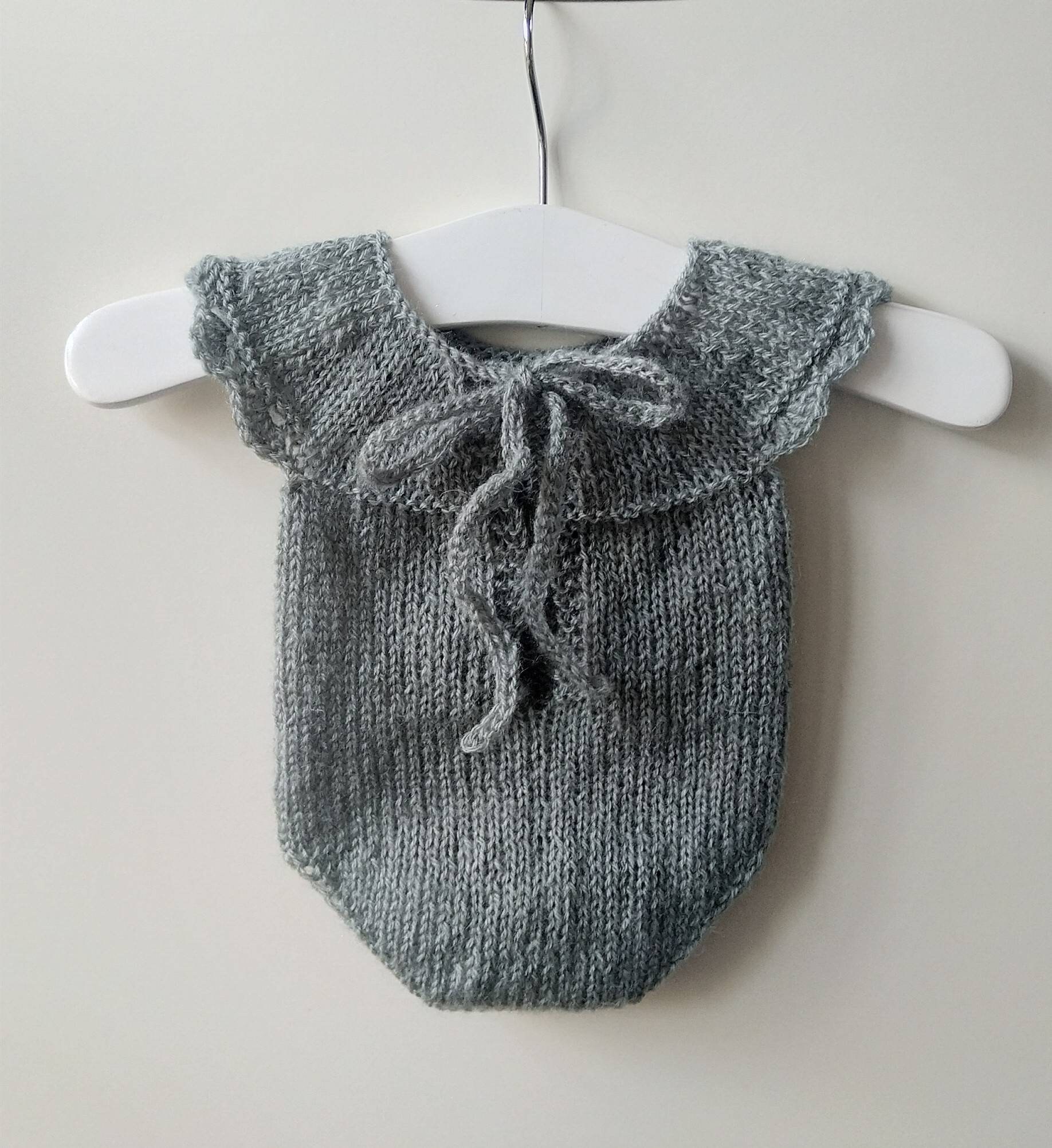 Rts Gestrickter Babyromper in Salbei, Strampler Neugeborenengröße, Mädchen Foto Prop von LolasKnittingDreams