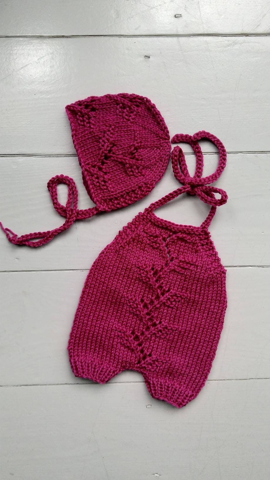 Rts Shakira Spitze Strick Baby Strampler Und Mütze Set in Dunkel Rosa, Handgemachte Neugeborenen Größe Strampler, Photo Prop von LolasKnittingDreams