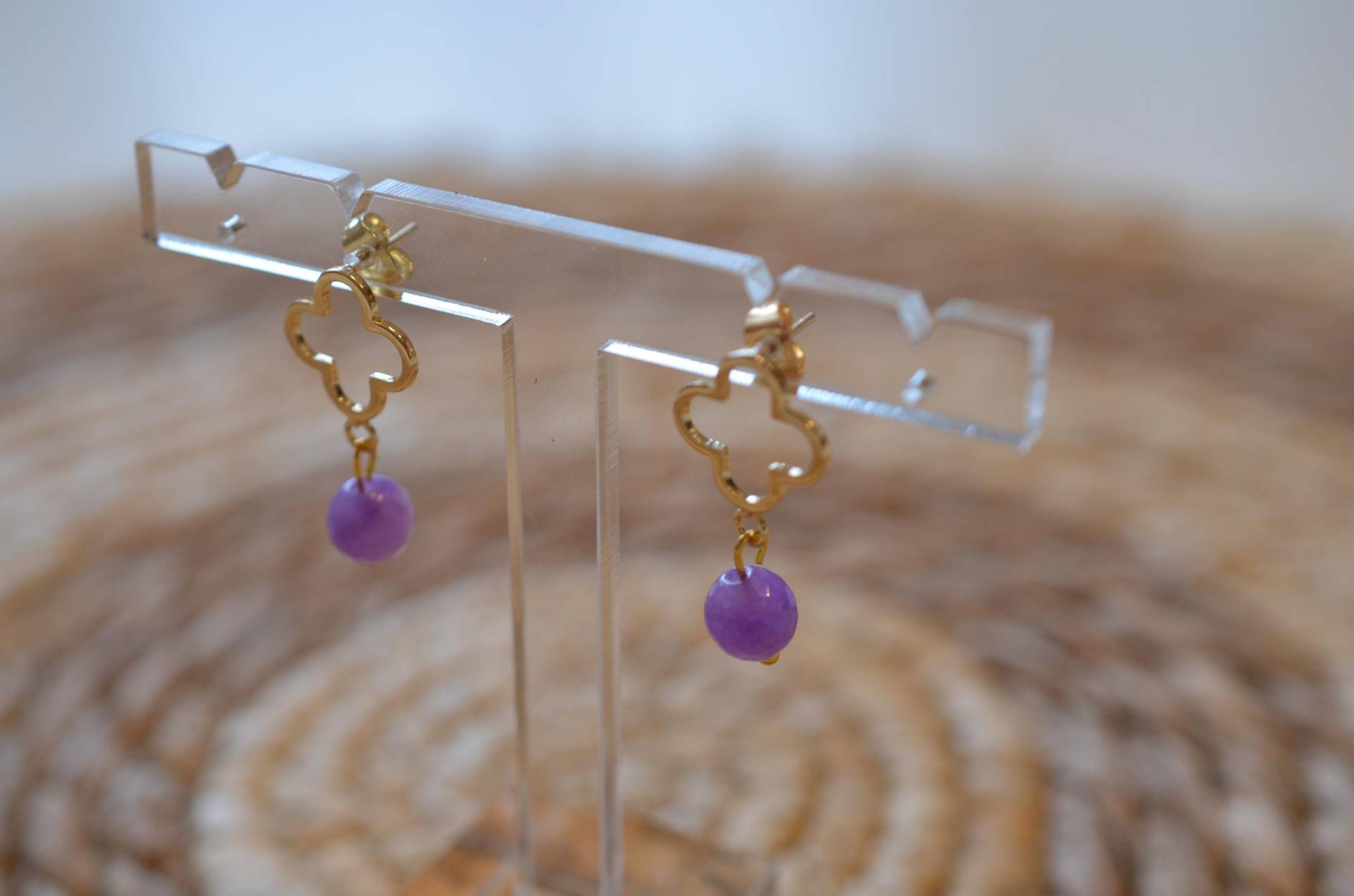 Ohrringe „Fleur" 18 K Vergoldetes Messing, Blume, Kleeblatt, Ohrstecker, Nickelfrei, Amethyst, Facettiert, Edelstein, Heilstein, Unikat Ohrringe „Fleur" 18 K Vergoldetes Messing, Blume, Kleeblatt, Ohrstecker, Nickelfrei, Amethyst, Facettiert, Edelstein, Heilstein, Unikat von Lolean