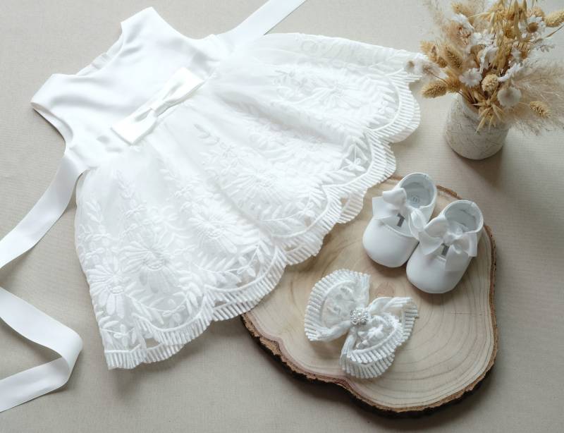 3Tlg. Olia Taufkleid Festkleid Mit Haarklammer Und Schuhe von LoliweKids