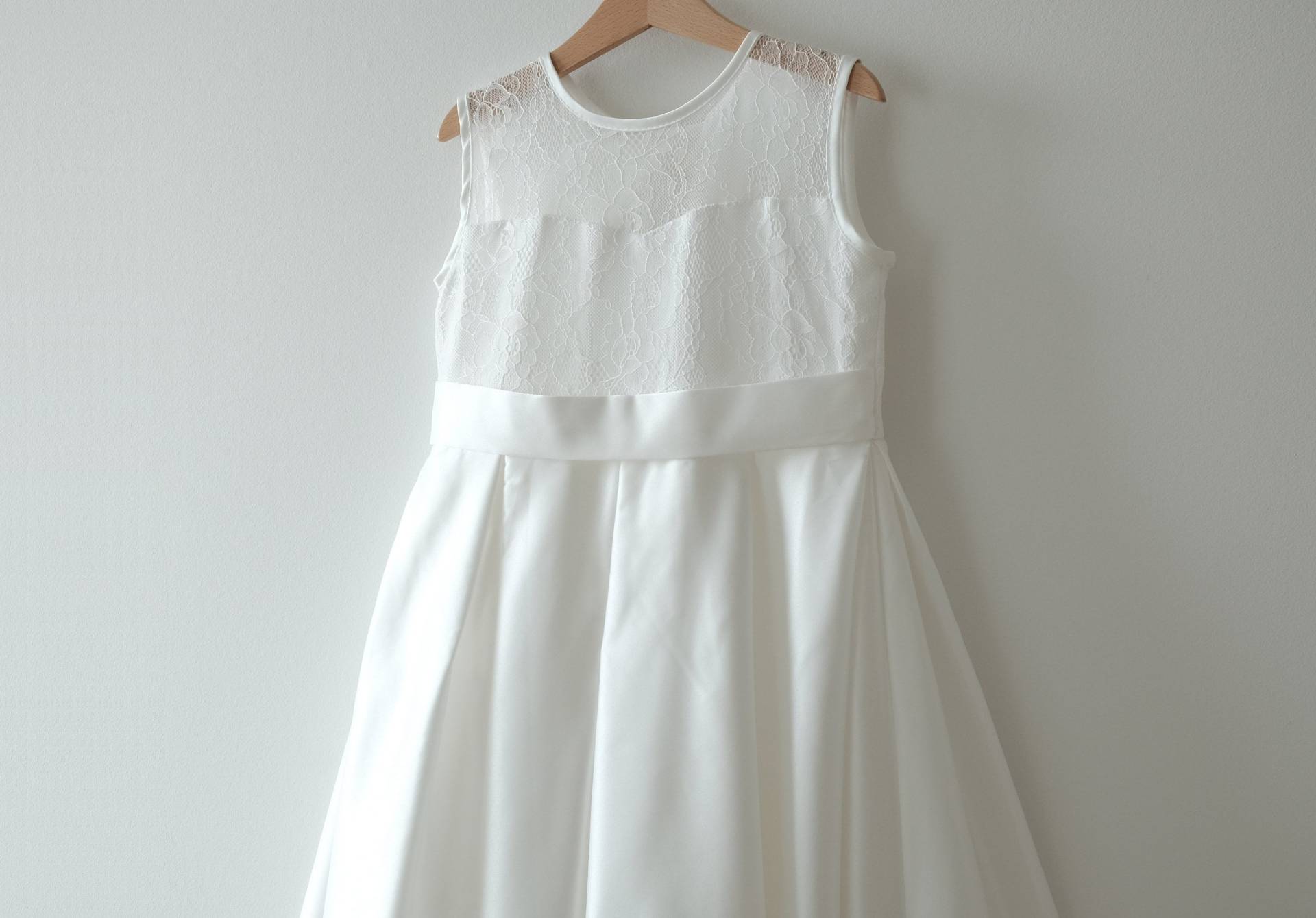 Kommunionkleid Kommunionskleid Blumenmädchenkleid von LoliweKids