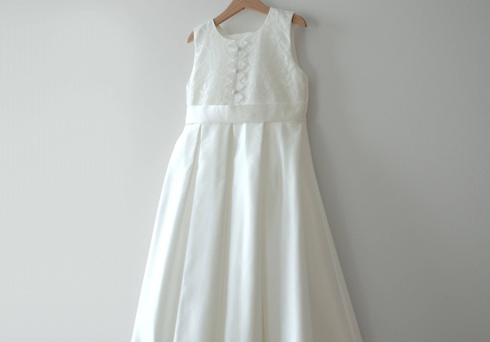 Kommunionkleid Kommunionskleid Blumenmädchenkleid von LoliweKids