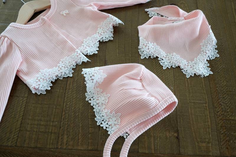 Taufset Boledia Rosa Taufmütze Babyjacke Jacke Bolerojäckchen Dreieckstuch von LoliweKids