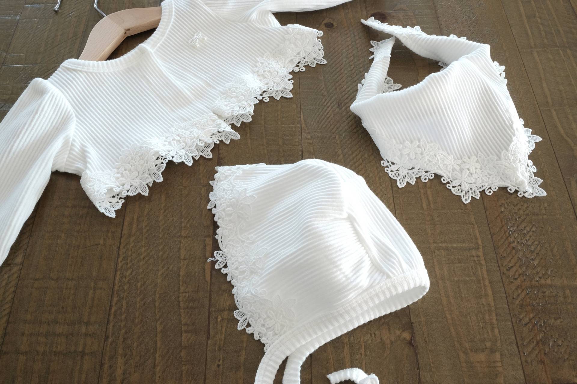 Taufset Boledia Weiß Taufmütze Babyjacke Jacke Bolerojäckchen Dreieckstuch von LoliweKids