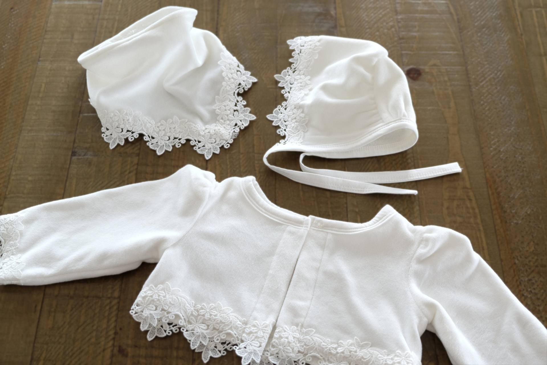 Taufset Bolefo Taufmütze Babyjacke Jacke Bolerojäckchen Dreieckstuch von LoliweKids