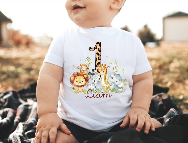 Geburtstagsshirt Personalisiert T-Shirt Geburtstagskind Junge Mädchen Dschungeltiere Safari Giraffe Elefant Zebra Löwe Wild One von LolleBy