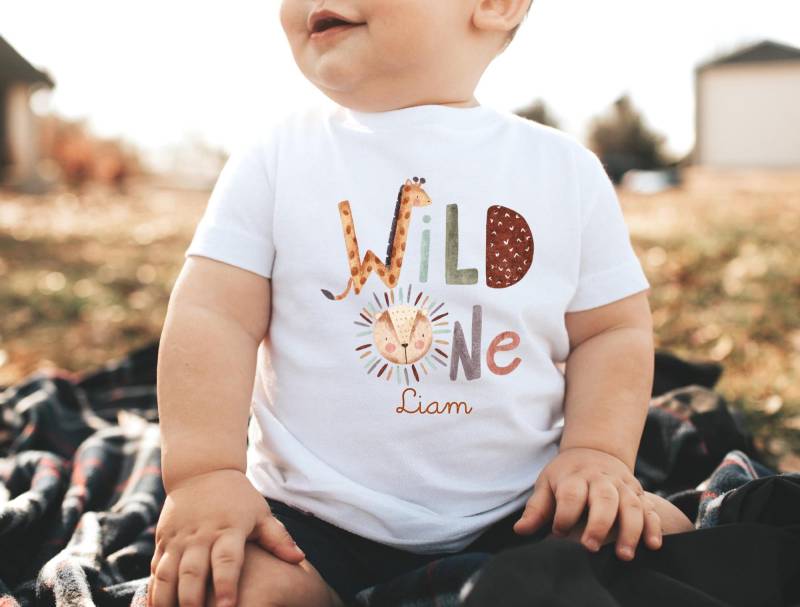 Geburtstagsshirt Personalisiert T-Shirt Geburtstagskind Junge Mädchen Dschungeltiere Safari Giraffe Elefant Zebra Löwe Wild One von LolleBy
