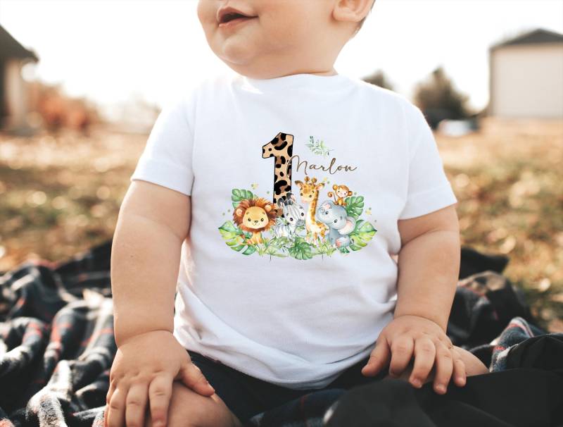 Geburtstagsshirt Personalisiert T-Shirt Geburtstagskind Junge Mädchen Dschungeltiere Safari Giraffe Elefant Zebra Löwe Wild One von LolleBy