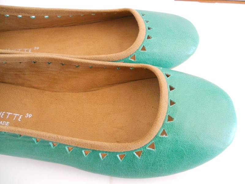 Meergrüne Leder Ballerinas Azteken Cut-Out Design von Lolliette