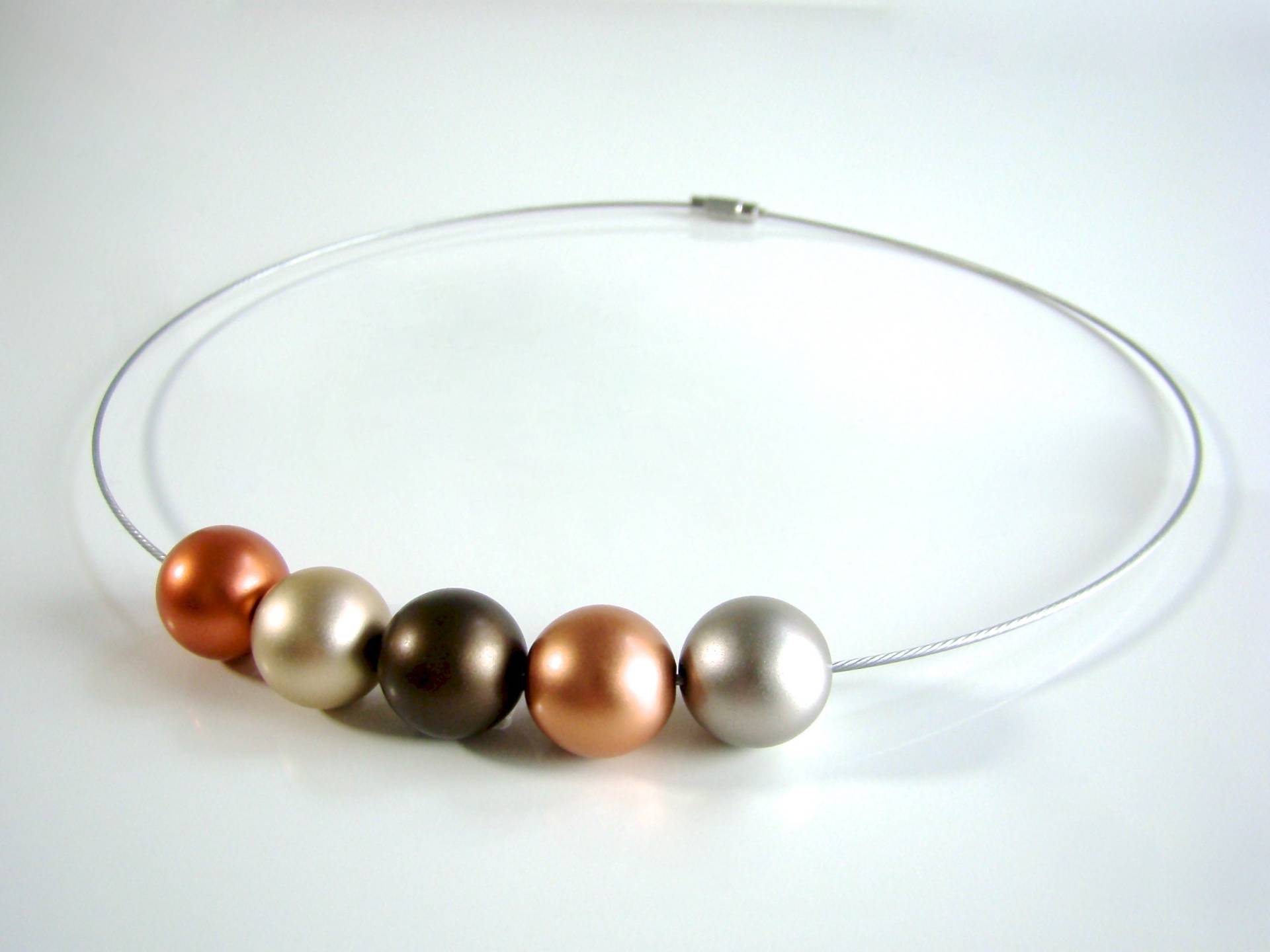 Edelstahl Halsreif Mit Eloxierten Aluminiumkugeln 14 Mm in Orange, Braun, Gold Und Taupe Edelstahl Halsreif Mit Eloxierten Aluminiumkugeln 14 Mm in Orange, Braun, Gold Und Taupe von LolloPazollo