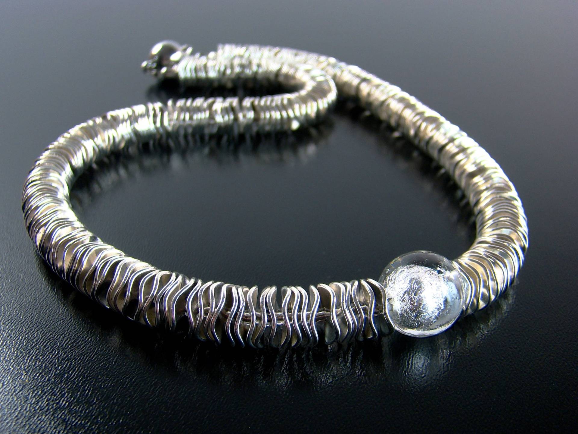 Halskette "Curvy Silver & White" Mit Versilberten Scheiben, Weißer Murano Perle Und Magnetverschluss Aus Edelstahl Halskette "Curvy Silver & White" Mit Versilberten Scheiben, Weißer Murano Perle Und Magnetverschluss Aus Edelstahl von LolloPazollo