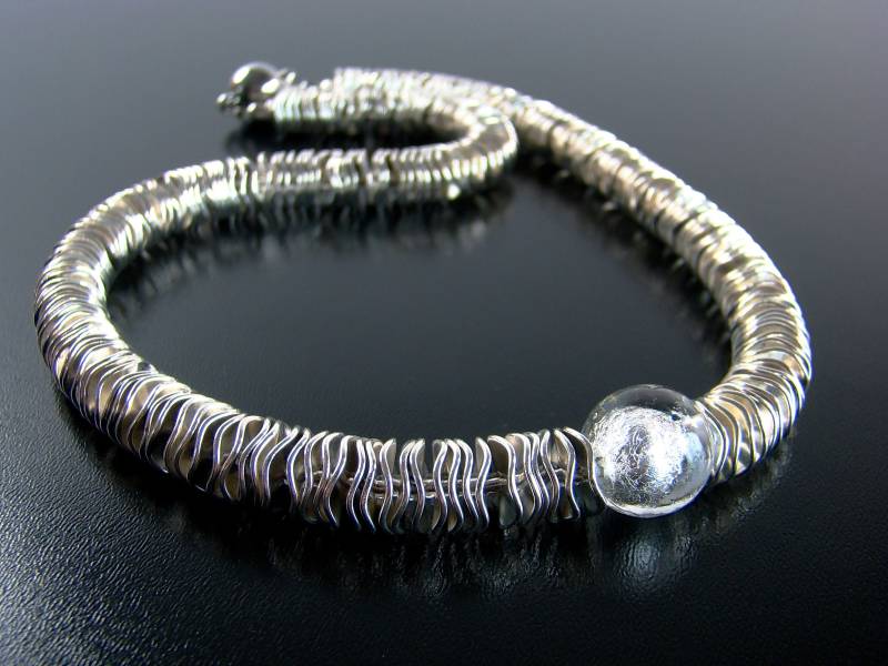 Halskette "Curvy Silver & White" Mit Versilberten Scheiben, Weißer Murano Perle Und Magnetverschluss Aus Edelstahl Halskette "Curvy Silver & White" Mit Versilberten Scheiben, Weißer Murano Perle Und Magnetverschluss Aus Edelstahl von LolloPazollo