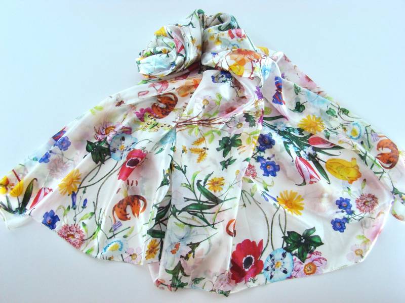 Schal/Tuch Mit Floralem Print Bunt-Weiß 100 % Seide 110 X 180 cm Schal/Tuch Mit Floralem Print Bunt-Weiß 100 % Seide 110 X 180 cm von LolloPazollo