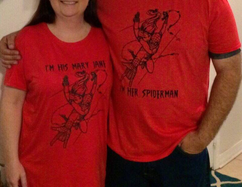 Benutzerdefinierte Paare Spiderman Und Mary Jane T-Shirts Benutzerdefinierte Paare Spiderman Und Mary Jane T-Shirts von LollysLoft