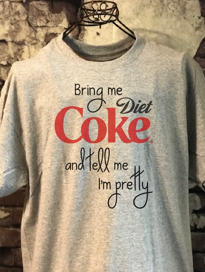 Bring Mir Diet Coke Und Sag Mir, Ich Bin Hübsches T-Shirt Bring Mir Diet Coke Und Sag Mir, Ich Bin Hübsches T-Shirt von LollysLoft