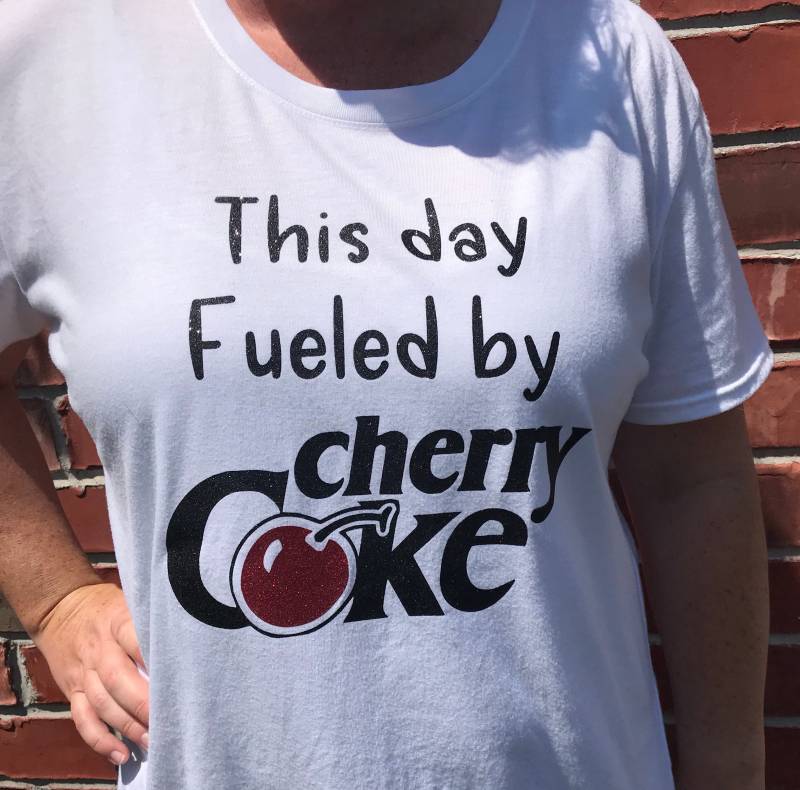 Dieser Tag Befeuert Durch Cherry Coke T-Shirt Dieser Tag Befeuert Durch Cherry Coke T-Shirt von LollysLoft