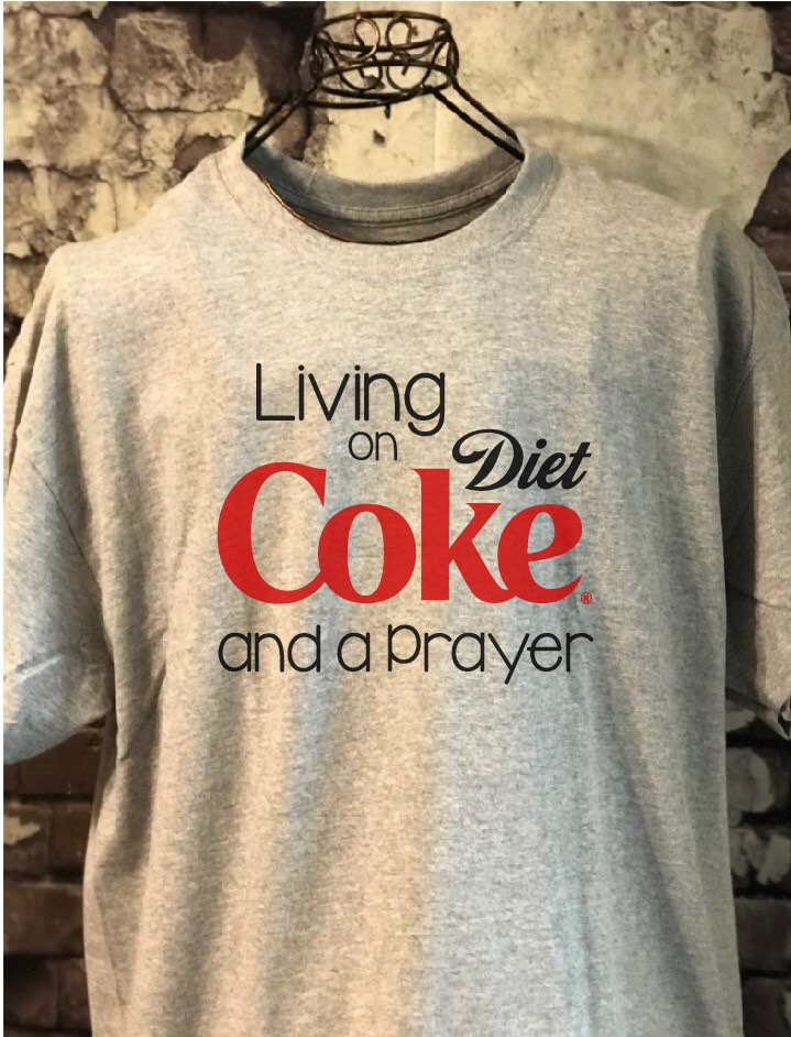 Ich Lebe Von Cola Und Einem Gebets-T-Shirt Ich Lebe Von Cola Und Einem Gebets-T-Shirt von LollysLoft