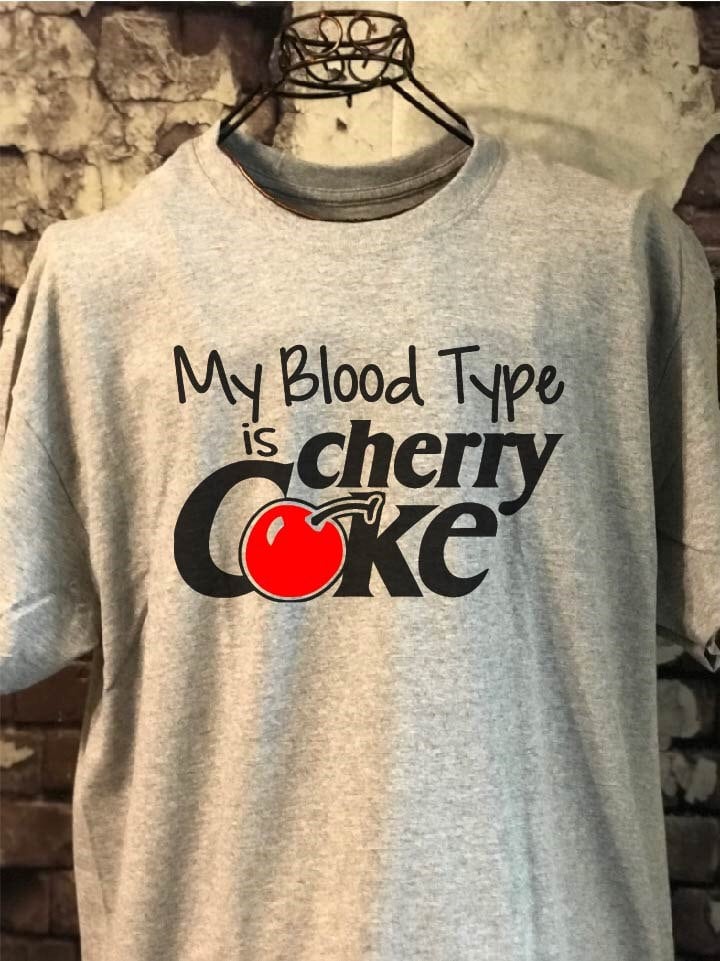 Meine Blutgruppe Ist Cherry Coke T-Shirt Meine Blutgruppe Ist Cherry Coke T-Shirt von LollysLoft