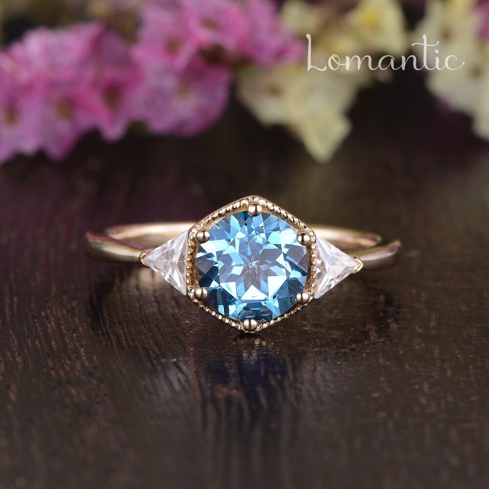 1Ct Blautopas Verlobungsring Set Roségold Art Deco Ehering Hexagon Halo Ring Deko Dreieck Moissanit Diamant Jahrestag von Lomantic