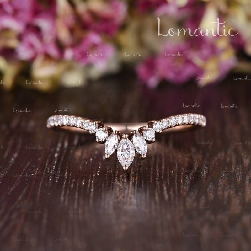 Marquise Cluster Diamant Band Rose Gold Benutzerdefinierte Hochzeitsband Gebogener Chevron Einzigartiger Ring Schutz Stapelring Enhancer von Lomantic