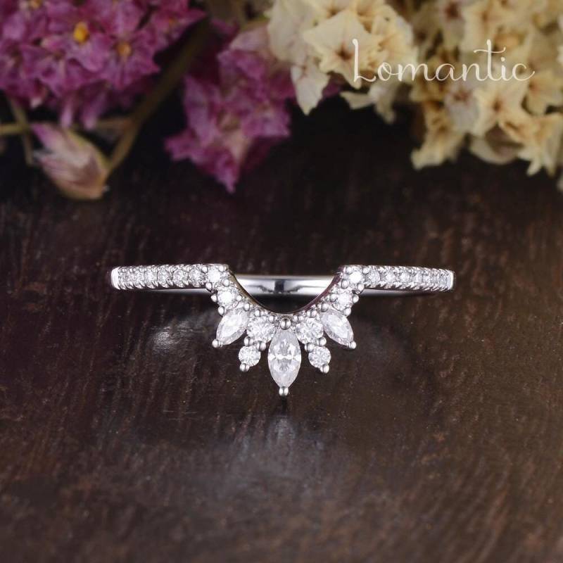 Marquise Moissanit Cluster Band Weißgold Benutzerdefinierte Hochzeitsband Frauen Gebogener Chevron Einzigartiger Ring Schutz Stapelring Enhancer von Lomantic
