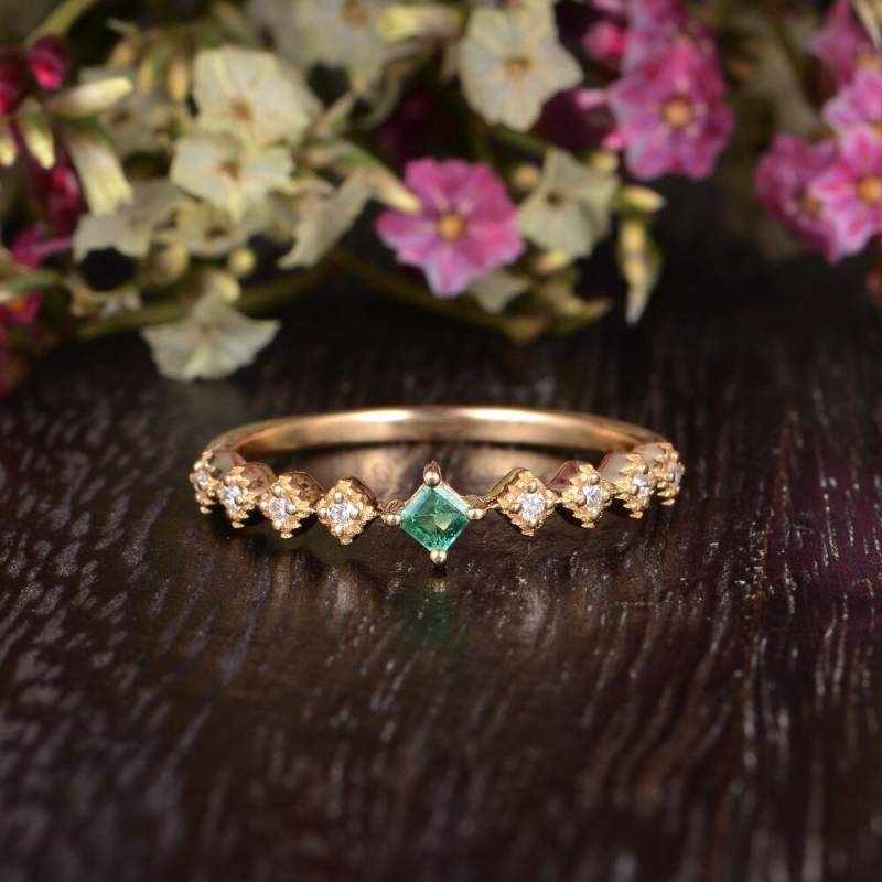 Mini Smaragd Band Stern Ring Einzigartige Hochzeit Frauen Stapelring Platz Verlobungsring Vintage Gelbgold Milgrain von Lomantic