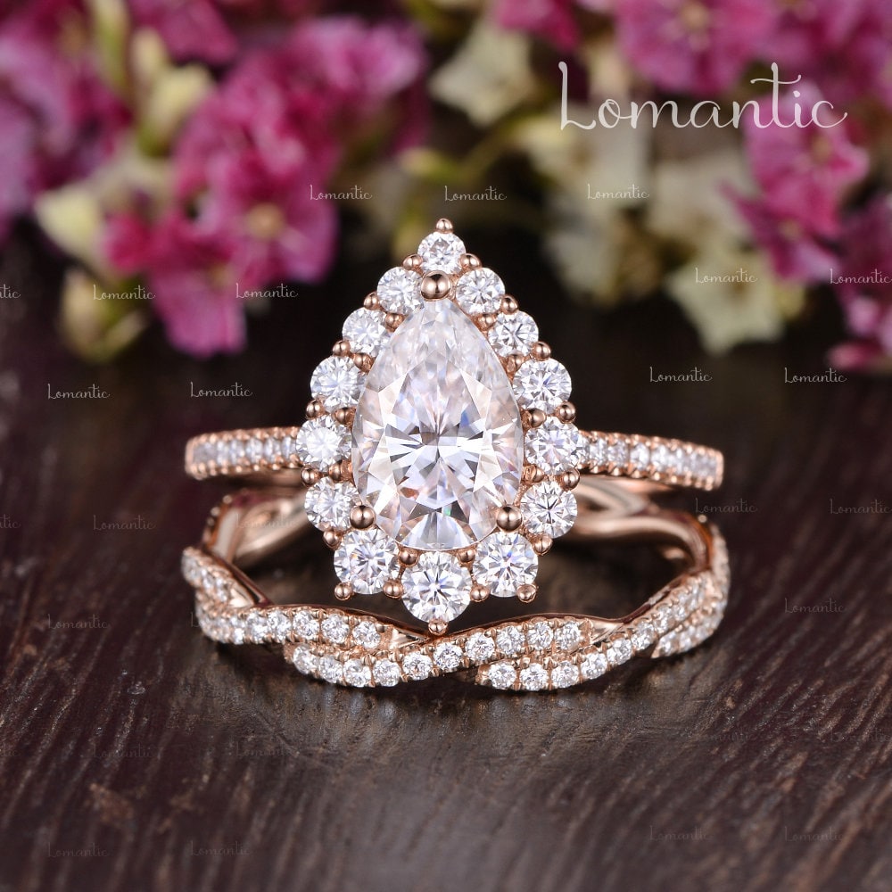 Moissanite Verlobungsring Set Rose Gold Infinity Diamant Band Art Deco Halo Einzigartiger Split Shank Ehering Ring 2 Stück von Lomantic