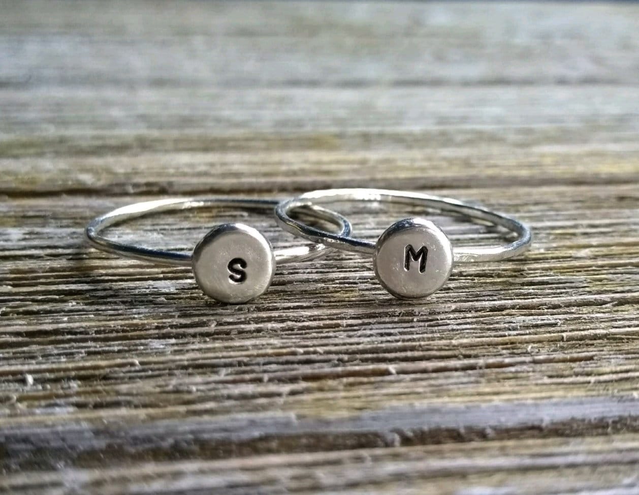 Mutter/Tochter Monogramm Schmuck. Personali Zierliche Initial Sterling Silber Ringe Mutter/Tochter Monogramm Schmuck. Personali Zierliche Initial Sterling Silber Ringe von LomarisBoutique