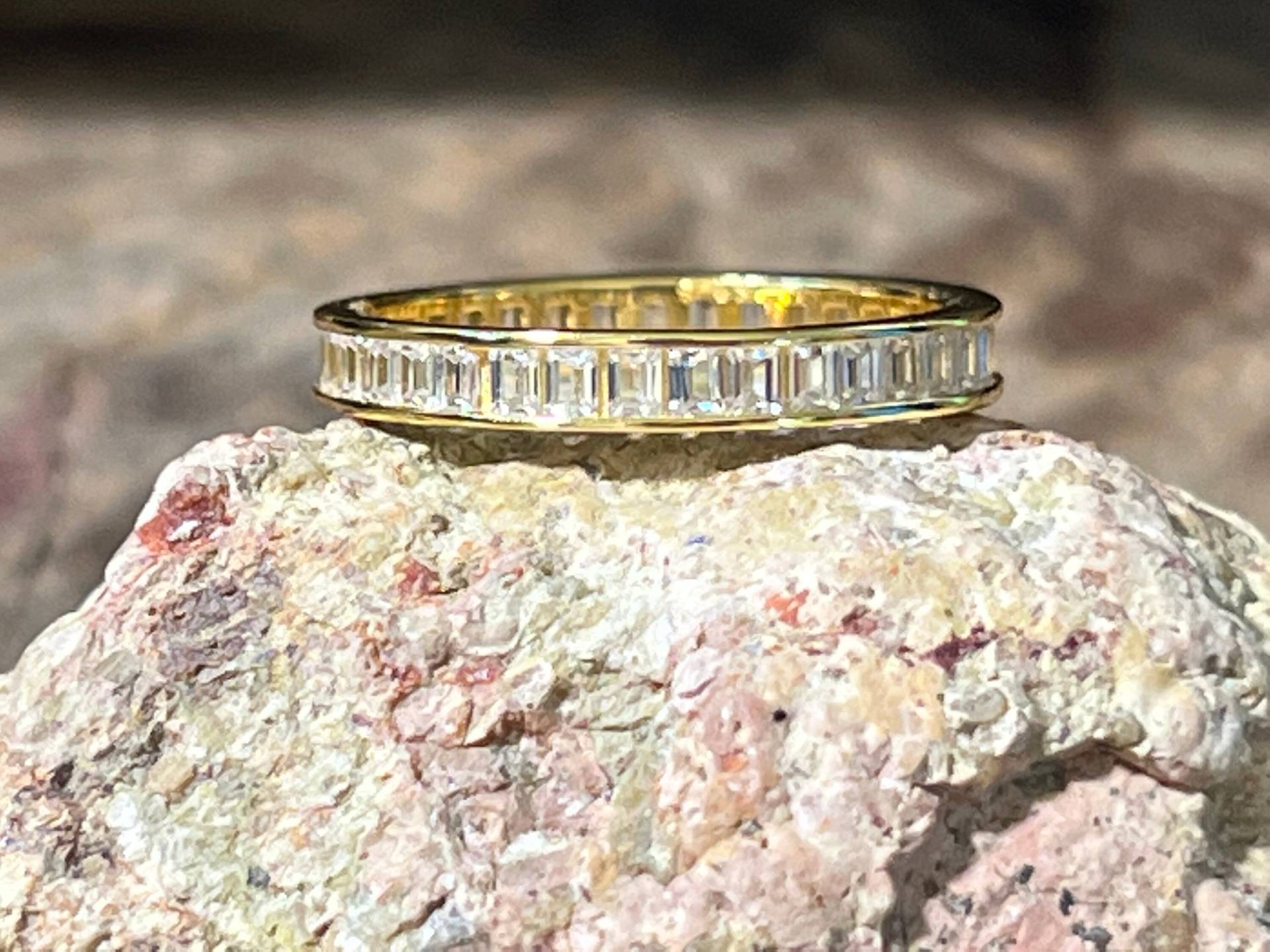 Ewigkeitsring Mit 14-Karätigem Gelbgold, Plattiert, 3 Mm, Kanal-Set, Baguette-Ehering von LombardoJewelry