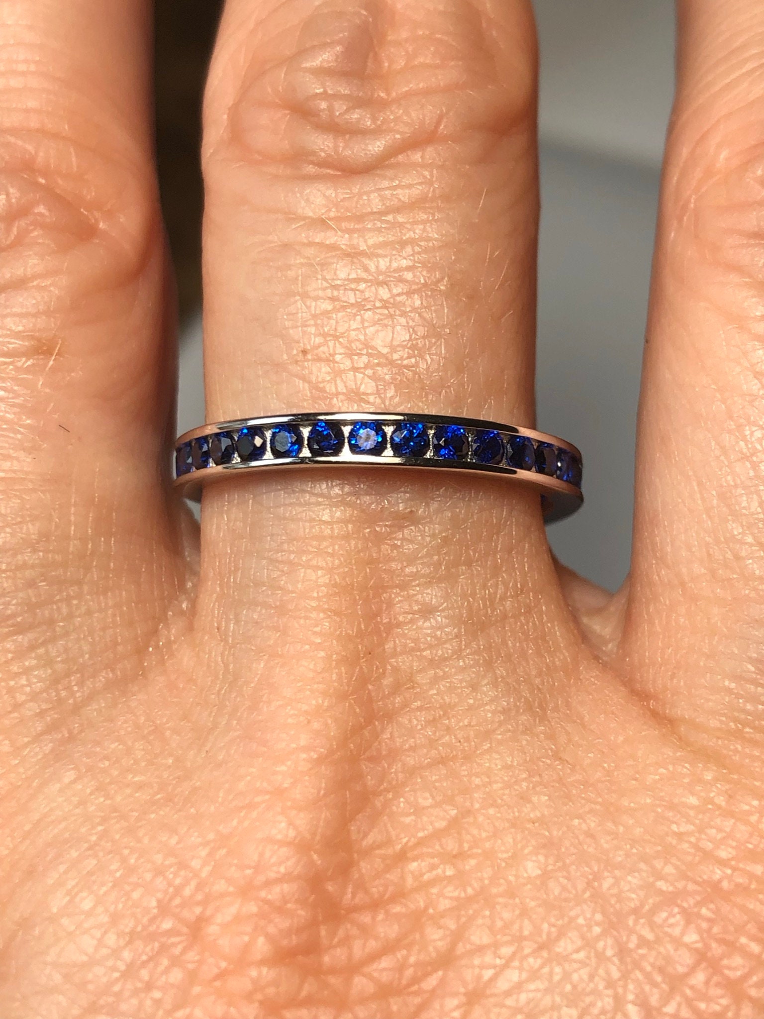 Natürliche 3mm Blauer Saphir Kanal Set Volle Ewigkeit Ehering Stapelring - September Birthstone Geschenk von LombardoJewelry