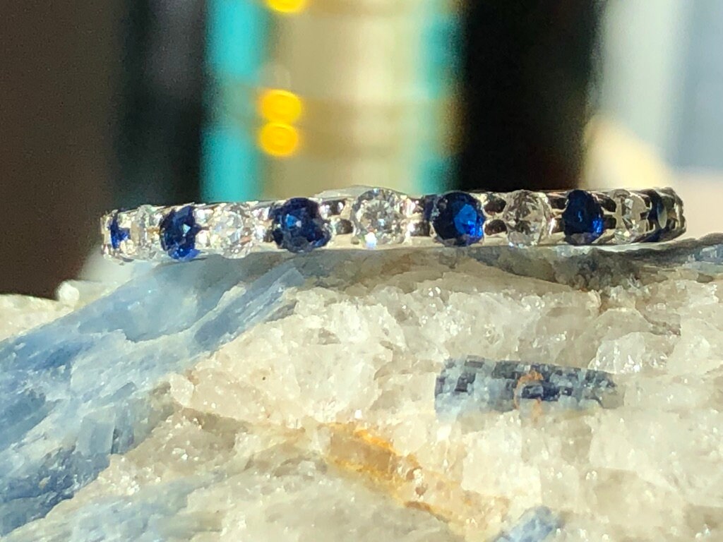 Natürliche Blau Weiß Saphir Voller Eternity Ring - Ehering Stapelring Größe 6, 5 von LombardoJewelry