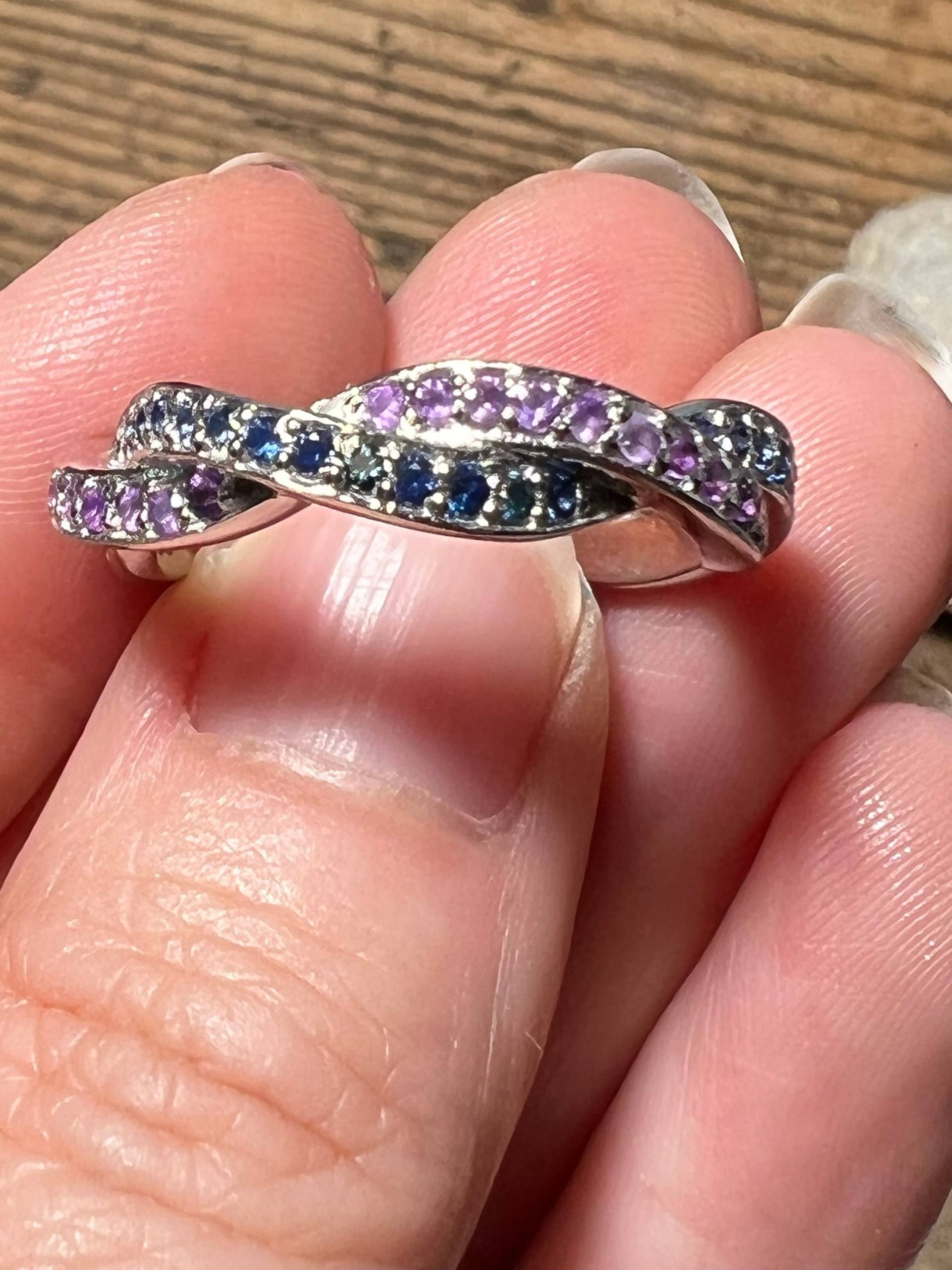 Natürliche Blaue Saphir & Lila Amethyst Twist Hochzeit Band - Stapelring Birthstone Ring Natürliche Blaue Saphir & Lila Amethyst Twist Hochzeit Band - Stapelring Birthstone Ring von LombardoJewelry