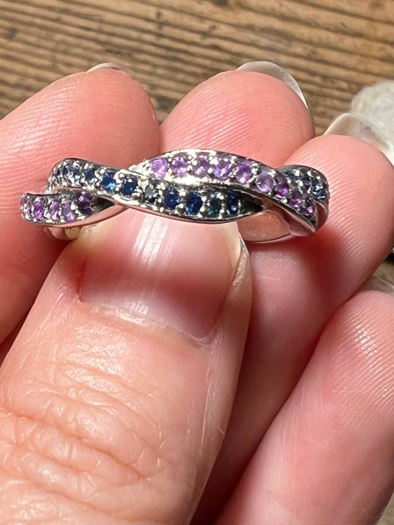 Natürliche Blaue Saphir & Lila Amethyst Twist Hochzeit Band - Stapelring Birthstone Ring von LombardoJewelry