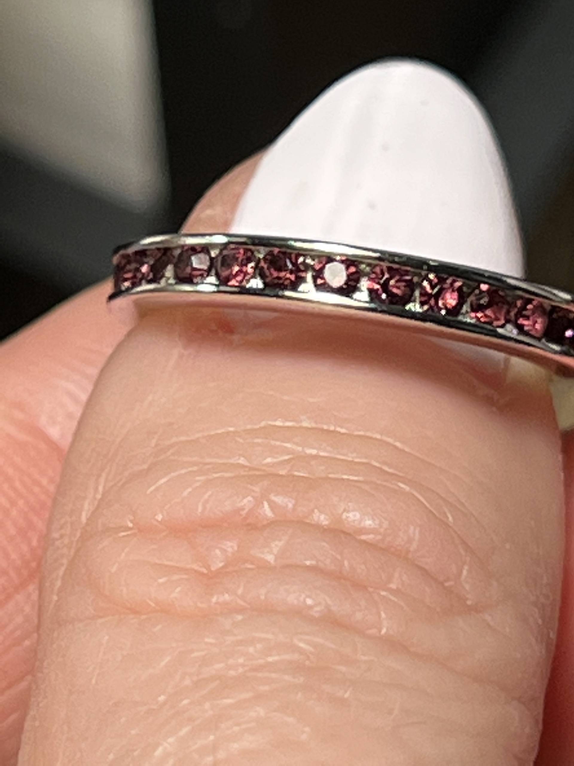 Natürliche Dunkel Lila Amethyst 3mm Kanal Gesetzt Voller Eternity Ring - Ehering Stacking von LombardoJewelry