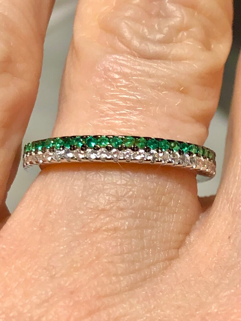 Natürlicher Grüner 4 Mm Smaragd-Schwarz-Krappen- Und Weißer Saphir-Silber-Krappen-Ehering Für Die Ganze Ewigkeit - Stapelring von LombardoJewelry