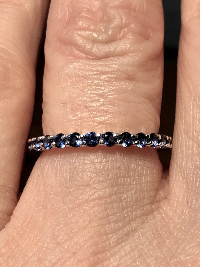 Natürlicher „Schwebender" Kaschmir-Blauer Saphir 3/4 Ewigkeits-Ehering - Stapelring Geburtsstein-Ring von LombardoJewelry