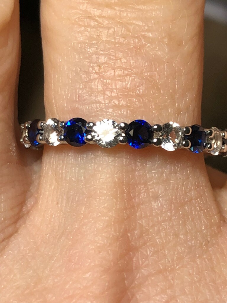 Natürlicher 3mm Blauer Und Weißer Saphir Voller Eternity Ring - Ehering Stapelring von LombardoJewelry