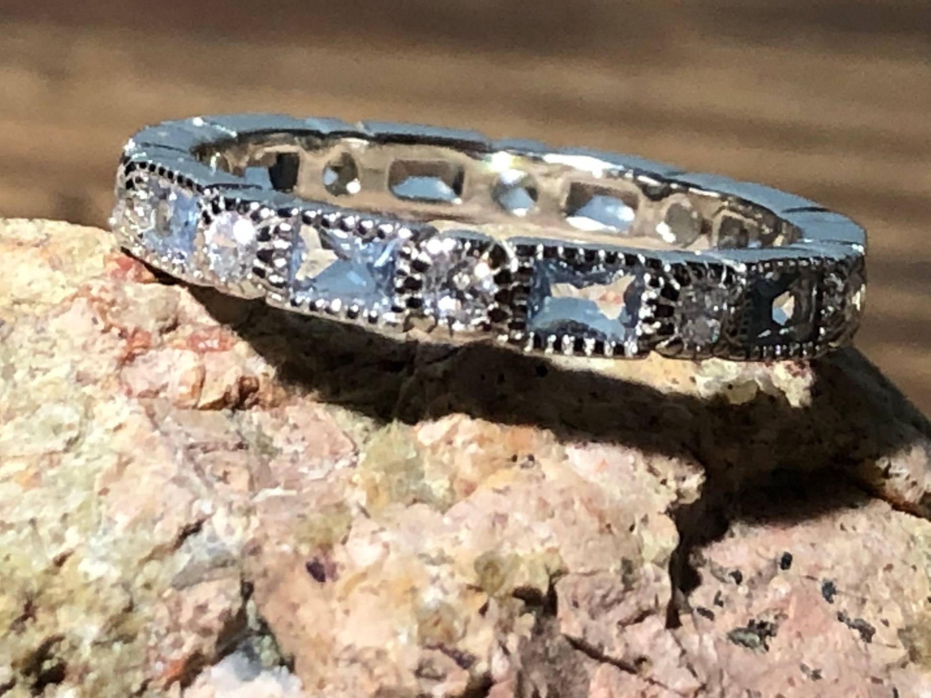 Natürlicher Aquamarin Und Weißer Topas Voller Eternity Ring - Ehering Stacking von LombardoJewelry