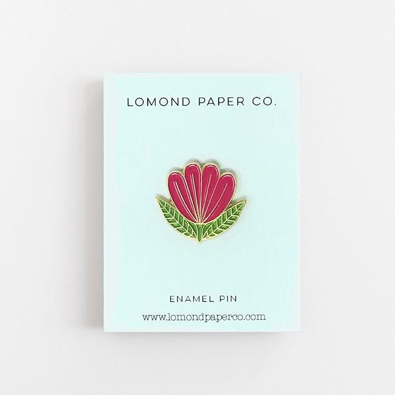 Blume Emaille Pin Gold, Pink & Grün Folk Design von LomondPaperCo