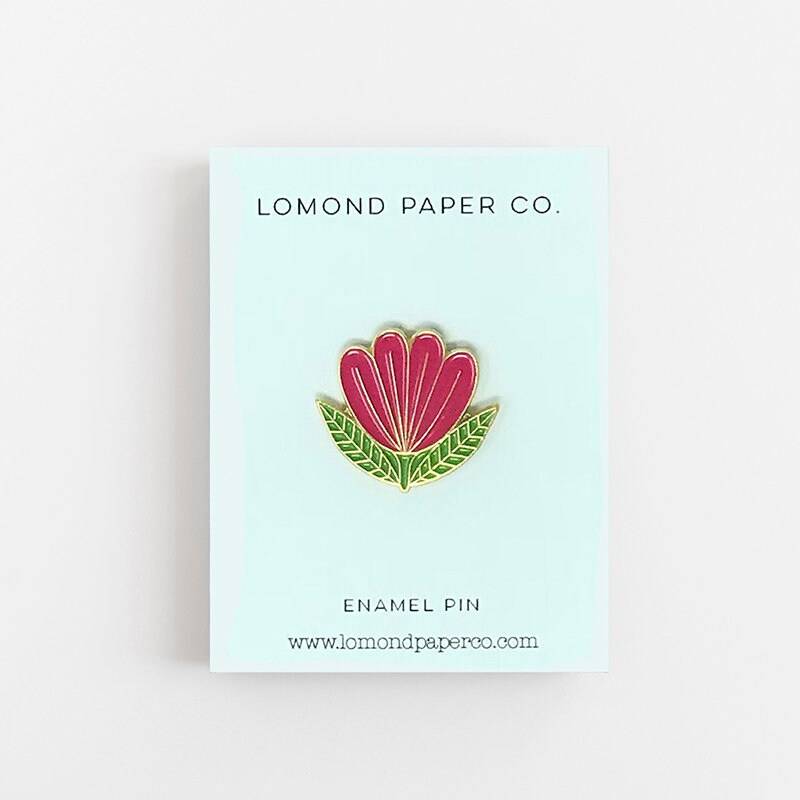 Blume Emaille Pin Gold, Pink & Grün Folk Design Blume Emaille Pin Gold, Pink & Grün Folk Design von LomondPaperCo